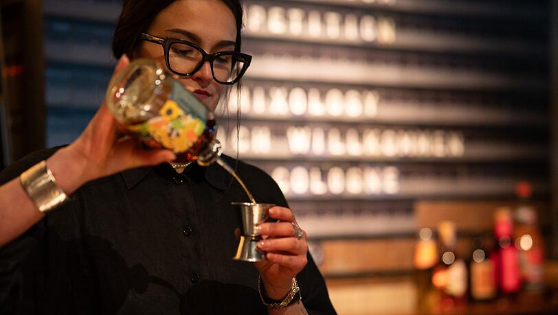 Diese Nachricht ist nicht aus den 80ern: Clara Schoper (24) aus der M&uuml;nchner "Zephyr Bar" hat mit "Rum-Cola" einen Cocktailwettbewerb gewonnen. (Handoutbild)