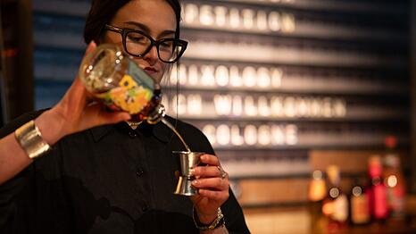 Diese Nachricht ist nicht aus den 80ern: Clara Schoper (24) aus der M&uuml;nchner "Zephyr Bar" hat mit "Rum-Cola" einen Cocktailwettbewerb gewonnen. (Handoutbild)
