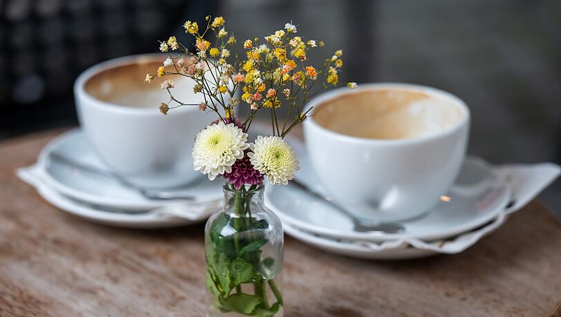 Zusammen Kaffee trinken und sich erz&auml;hlen, was so los ist, ist ins Zwielicht geraten. (Illustration)