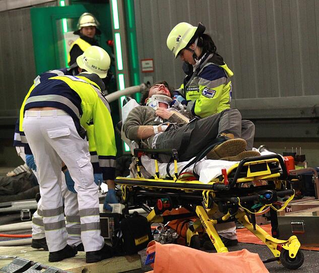Ein schwerer Autounfall im Tunnel, klaffende Wunden, schreiende Verletzte: Rettungskräfte haben den Ernstfall im Richard-Strauss-Tunnel geprobt. Die AZ war dabei und hat den großen Übungseinsatz verfolgt.