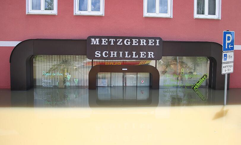 Eine Metzgerei steht unter Wasser.
