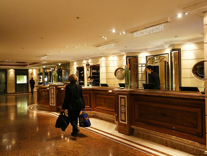 Das Hotel Bayerischer Hof befindet sich seit 175 Jahren im Besitz der Familie Volkhardt. Berühmte Architekten haben das Traditionsunternehmen zu einem 5-Sterne-Luxus-Hotel gestaltet mit 340 Zimmern, 65 Suiten, vielen Restaurants, Bars, Spa-Bereich, Dachgarten, PolarBar, Night Club und Ballsaal.