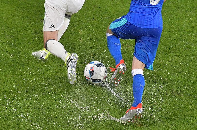 Ein heftiges Unwetter mit Regen und Hagel in Augsburg wurde (fast) zum Spielverderber beim EM-Test zwischen Deutschland und der Slowakei. Die Bilder.
