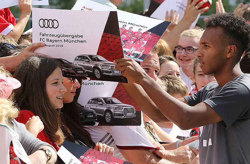 Julian Green gibt Autogramme.