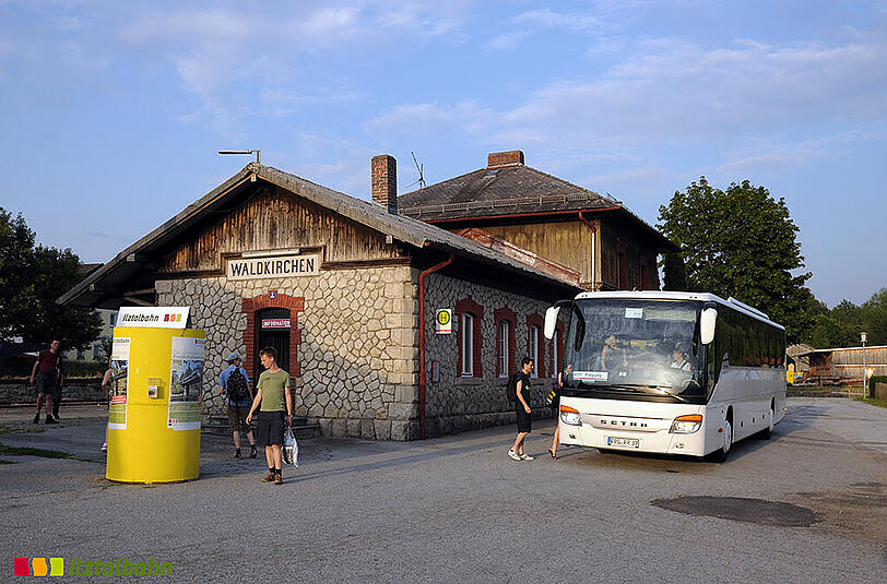 ILZTALBAHN-ANSCHLUSSBUSLINIE: Die Zuglinie von Passau nach Waldkirchen wurde Ende der 1980er Jahre reaktiviert. Seither fahren aber im Schnitt nur 2,3 Gäste pro Fahrt mit dem Anschlussbus. Ein jährlicher Verlust von 70 000 Euro für den Landkreis Freyung-Grafenau.