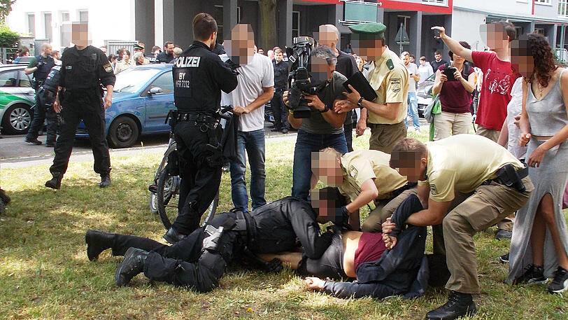 Massiver Widerstand gegen die geplante Abschiebung eines afghanischen Flüchtlings in Nürnberg. Die Bilder vom Einsatz.