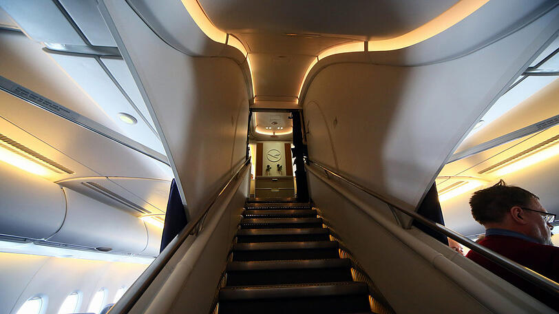 Aufgang zum Oberdeck des Landstreckenflugzeuges Airbus A380.