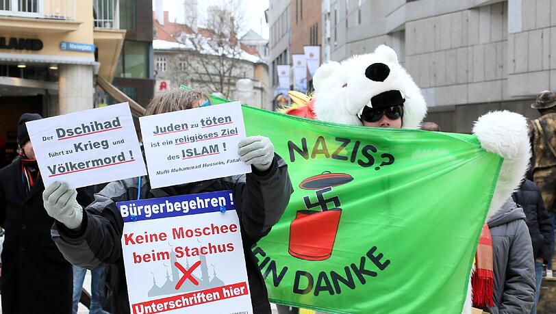 "Keine Moschee beim Stachus", heißt es auf dem einen Transparent, "Nazis? Nein danke" auf dem anderen. "Keine Moschee beim Stachus", heißt es auf dem einen Transparent, "Nazis? Nein danke" auf dem anderen.