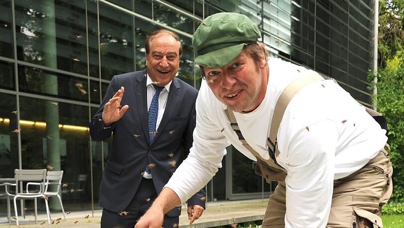 Hausherr Dipl.-Ing. Lutz Heese und Imker Jürgen Dyckerhoff helfen beim Einzug. Hausherr Dipl.-Ing. Lutz Heese und Imker Jürgen Dyckerhoff helfen beim Einzug.