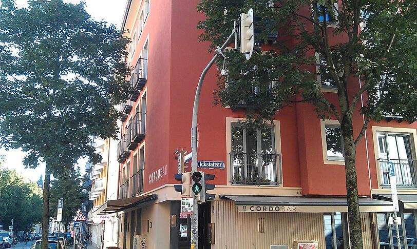 Über der Kreuzung Ickstattstraße/Klenzestraße hängt ein Paar Turnschuhe.