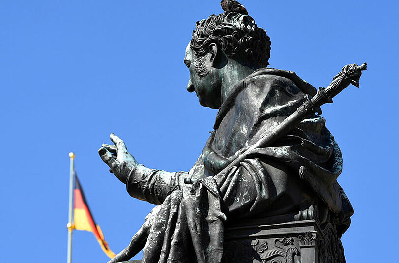 König Max Joseph scheint auch seinen Segen zu geben.