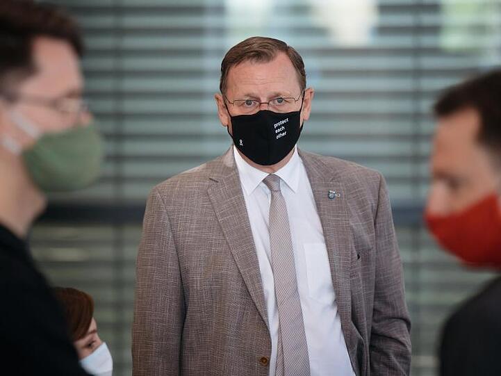 Thürings Ministerpräsident Bodo Ramelow hat dem AfD-Abgeordneten Stefan Möller im Landtag den Mittelfinger gezeigt.