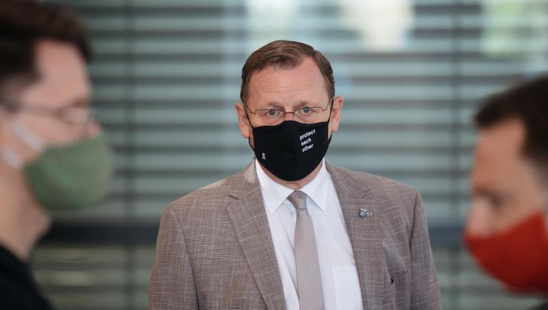 Thürings Ministerpräsident Bodo Ramelow hat dem AfD-Abgeordneten Stefan Möller im Landtag den Mittelfinger gezeigt. Thürings Ministerpräsident Bodo Ramelow hat dem AfD-Abgeordneten Stefan Möller im Landtag den Mittelfinger gezeigt.