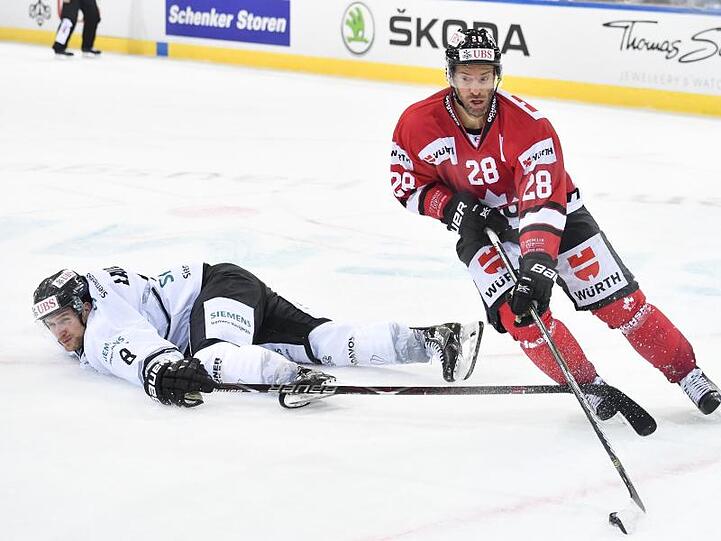Dominic Moore (r) vom Team Canada zieht an Nürnbergs Shawn Lalonde vorbei. Foto: Gian Ehrenzeller