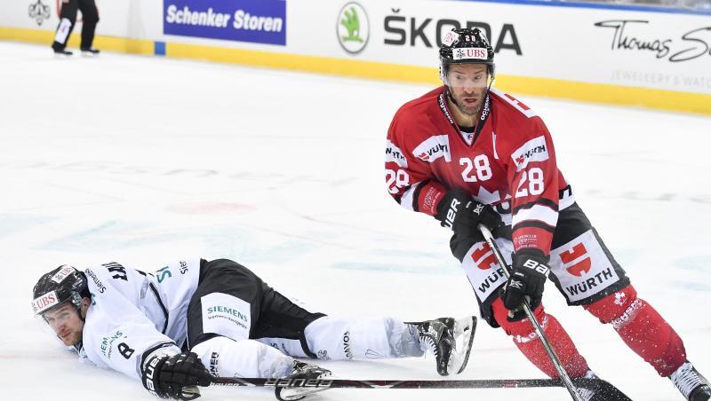 Dominic Moore (r) vom Team Canada zieht an Nürnbergs Shawn Lalonde vorbei. Foto: Gian Ehrenzeller Dominic Moore (r) vom Team Canada zieht an Nürnbergs Shawn Lalonde vorbei. Foto: Gian Ehrenzeller