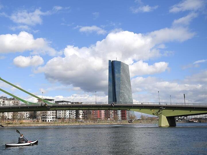 Wolken ziehen über der Zentrale der Europäischen Zentralbank (EZB) im Frankfurter Osten hinweg.