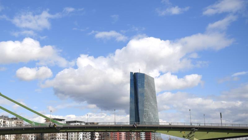Wolken ziehen über der Zentrale der Europäischen Zentralbank (EZB) im Frankfurter Osten hinweg. Wolken ziehen über der Zentrale der Europäischen Zentralbank (EZB) im Frankfurter Osten hinweg.