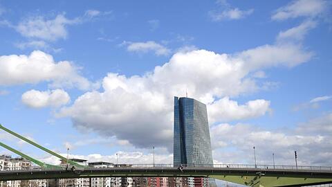 Wolken ziehen über der Zentrale der Europäischen Zentralbank (EZB) im Frankfurter Osten hinweg.
