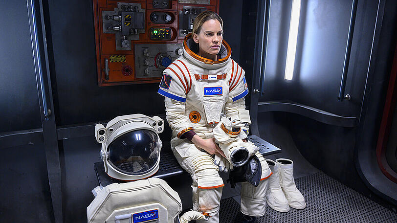 Hilary Swank als Emma Green in "Away".