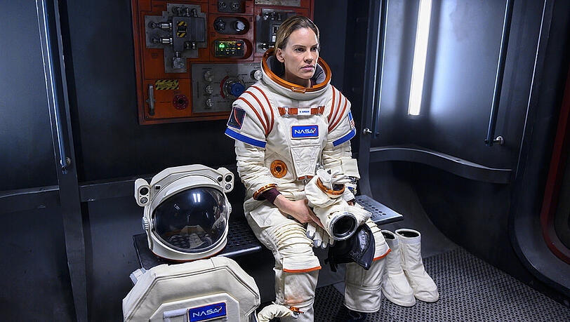 Hilary Swank als Emma Green in "Away". Hilary Swank als Emma Green in "Away".