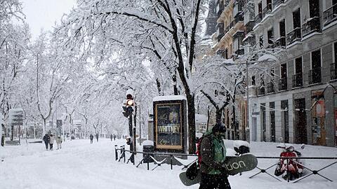 Ein Mann mit Snowboard in Madrid.