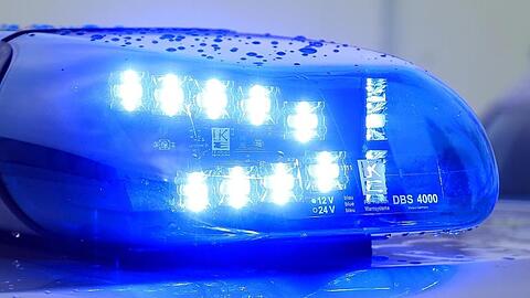 Ein Blaulicht leuchtet auf dem Dach eines Streifenwagens.