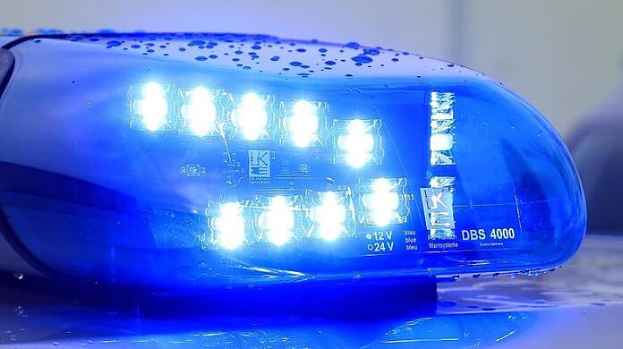 Ein Blaulicht leuchtet auf dem Dach eines Streifenwagens.