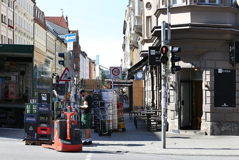 Hier rollt Nachschub an. Kein Zweifel, im Univiertel geht scho was.