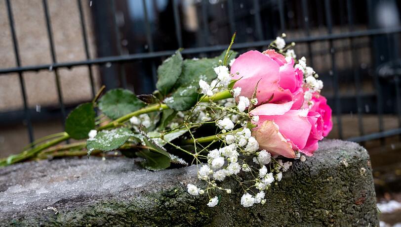 Blumen liegen im Stadtteil Alsterdorf vor dem Eingang zu einem Gebäude der Zeugen Jehovas.