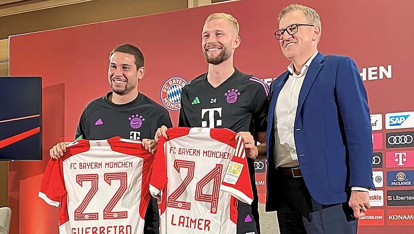 Die Null-Euro-Ablöse-Neuzugänge beim FC Bayern Guerreiro (l.) und Laimer mit Vorstandsboss Dreesen (r.). Die Null-Euro-Ablöse-Neuzugänge beim FC Bayern Guerreiro (l.) und Laimer mit Vorstandsboss Dreesen (r.).