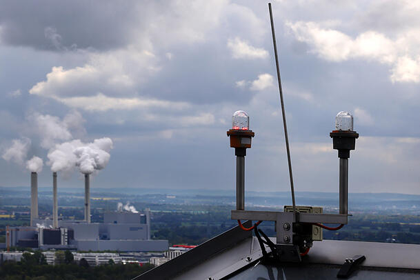 Die Windstärken-Anzeige auf dem Highlighttower leuchtet rot. Das heißt, keine Chance, um die Fassadenreinigung zu starten. Die Windstärken-Anzeige auf dem Highlighttower leuchtet rot. Das heißt, keine Chance, um die Fassadenreinigung zu starten.