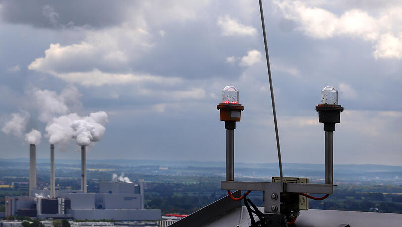 Die Windstärken-Anzeige auf dem Highlighttower leuchtet rot. Das heißt, keine Chance, um die Fassadenreinigung zu starten. Die Windstärken-Anzeige auf dem Highlighttower leuchtet rot. Das heißt, keine Chance, um die Fassadenreinigung zu starten.
