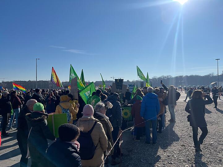 Bei bestem Wetter sind schon die ersten Demo-Teilnehmer auf der Theresienwiese.