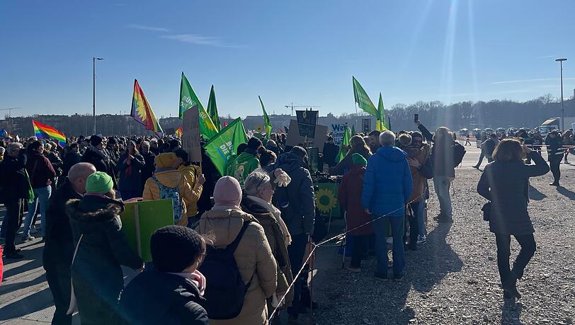 Bei bestem Wetter sind schon die ersten Demo-Teilnehmer auf der Theresienwiese. Bei bestem Wetter sind schon die ersten Demo-Teilnehmer auf der Theresienwiese.