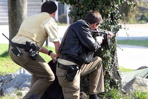 Polizisten gehen vor dem Landgericht in Stellung.