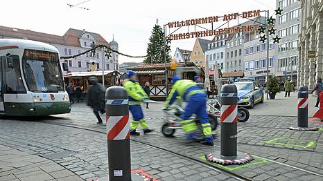 Die Poller sollen Besitzer des Augsburger Christkindlesmarkts schützen.