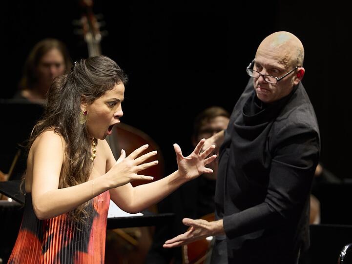 Sie &uuml;bertreibt nicht, er manchmal schon: Die Sopranistin Fatma Said und der Dirigent Stefano Montanari mit dem M&uuml;nchener Kammerorchester.