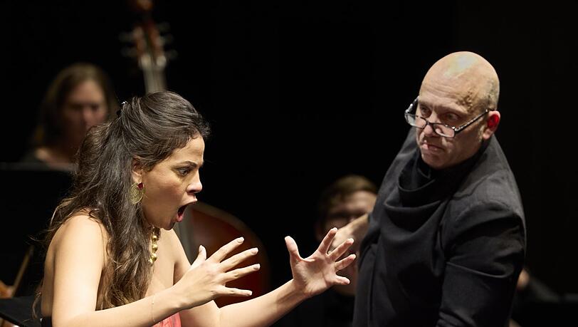 Sie &uuml;bertreibt nicht, er manchmal schon: Die Sopranistin Fatma Said und der Dirigent Stefano Montanari mit dem M&uuml;nchener Kammerorchester.