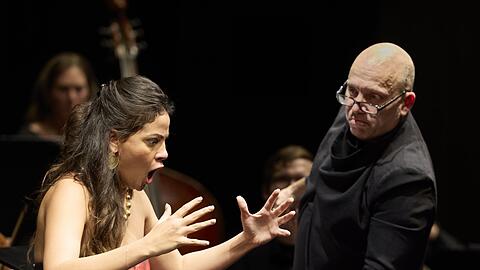 Sie &uuml;bertreibt nicht, er manchmal schon: Die Sopranistin Fatma Said und der Dirigent Stefano Montanari mit dem M&uuml;nchener Kammerorchester.