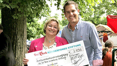 Schlagersänger Peter Wackel, eine Party-Kanone mit Herz für Kinder: Auf der Erlanger Bergkirchweih überreichte er Petra Beck („Der Beck“) einen Scheck für die Beck Kinderfond Stiftung. Schlagersänger Peter Wackel, eine Party-Kanone mit Herz für Kinder: Auf der Erlanger Bergkirchweih überreichte er Petra Beck („Der Beck“) einen Scheck für die Beck Kinderfond Stiftung.