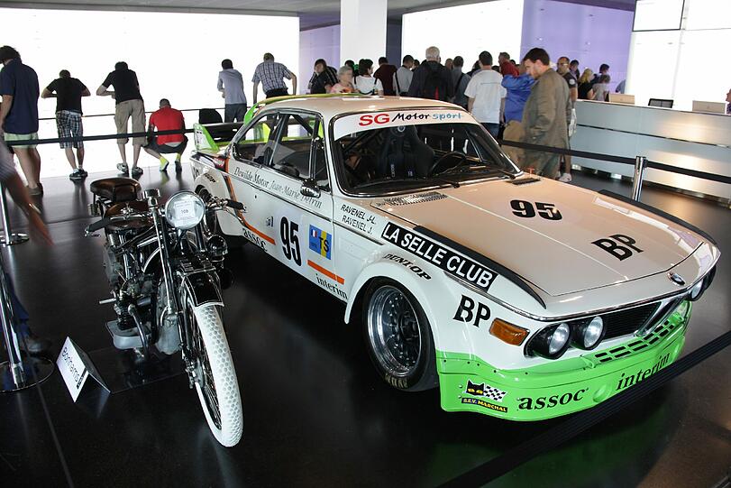 So viele schöne Autos und Motorräder: Das überwiegend männliche Publikum, das ins BMW-Museum gekommen ist, staunt andächtig.