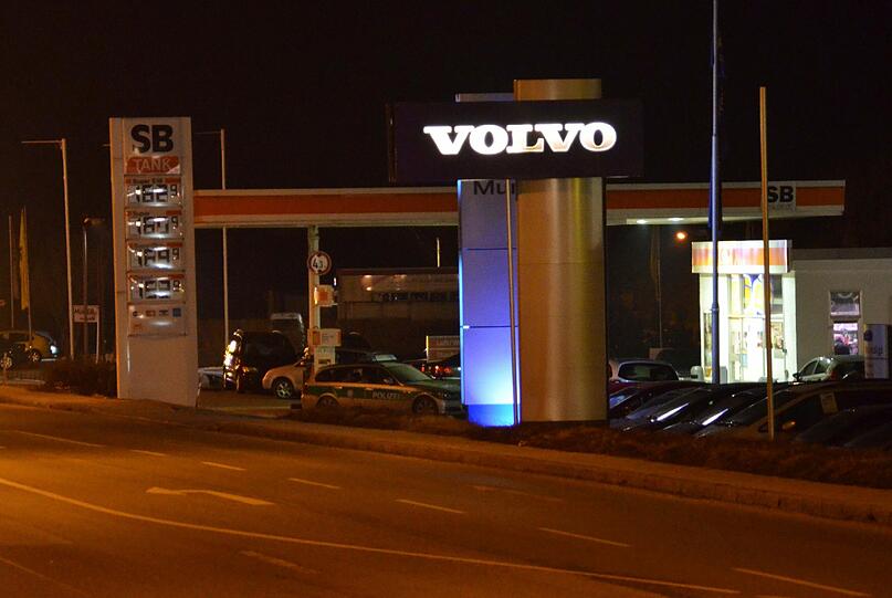 An einer Tankstelle in Vilsbiburg ist ein Mann an einem Herzinfarkt verstoben. Die Bilder vom Polizeieinsatz