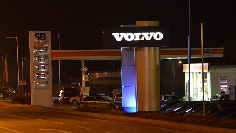 An einer Tankstelle in Vilsbiburg ist ein Mann an einem Herzinfarkt verstoben. Die Bilder vom Polizeieinsatz An einer Tankstelle in Vilsbiburg ist ein Mann an einem Herzinfarkt verstoben. Die Bilder vom Polizeieinsatz