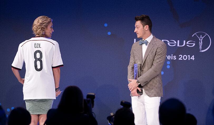 Mesut Özil, hier mit Moderatorin Kathi Wörndl, erhält den Ehrenpreis für Wohltätigkeit.