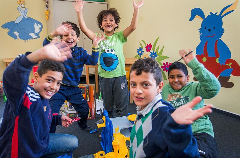 Kindertagesstätten: 118 Euro im Monat für einen Kindergartenplatz mit sechs Stunden täglich kommt Manchem viel vor. Tatsächlich kostet jeder Kita-Platz sieben Mal so viel, wie die Eltern zahlen (der 6-Stunden-Platz also + 708 Euro). Die Differenz legen Stadt, Land und Bund drauf: 507 Millionen Euro.