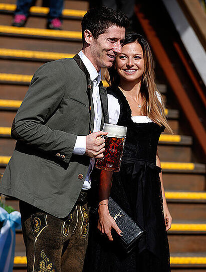 2013 hat sie Bayern-Star Robert Lewandowski (damals noch bei Borussia Dortmund) geheiratet, jetzt ist Anna Lewandowska (geborene Stachurska) im fünften Monat schwanger. Die schönsten Bilder der super-sportlichen Spielerfrau.