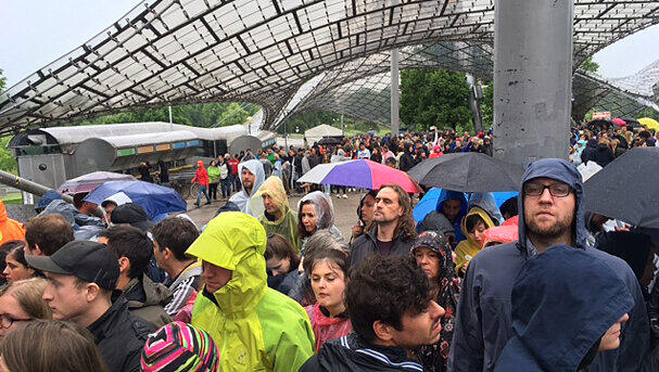 Coldplay? - Wetplay! - Im Münchner Regen warten die Fans auf den Einlass ins Olympiastadion. Coldplay? - Wetplay! - Im Münchner Regen warten die Fans auf den Einlass ins Olympiastadion.