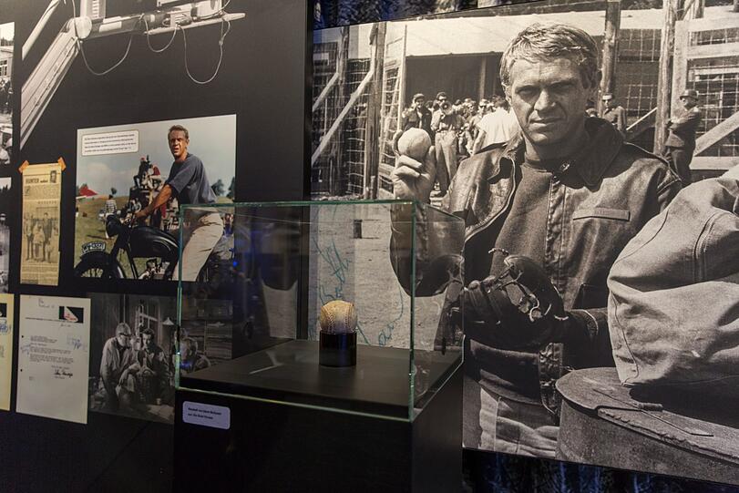 Steve McQueen war 1963 in der Bavaria für &bdquo;The Great Escape&ldquo;, machte Motorad-Stunts und spielte nicht nur im Film mit einem Baseball.
