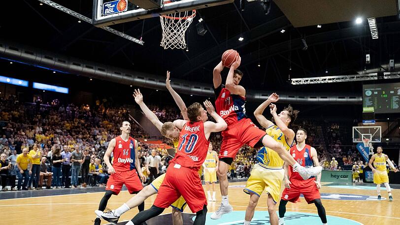 Vladimir Lucic holt sich den Rebound gegen Braunschweig.
