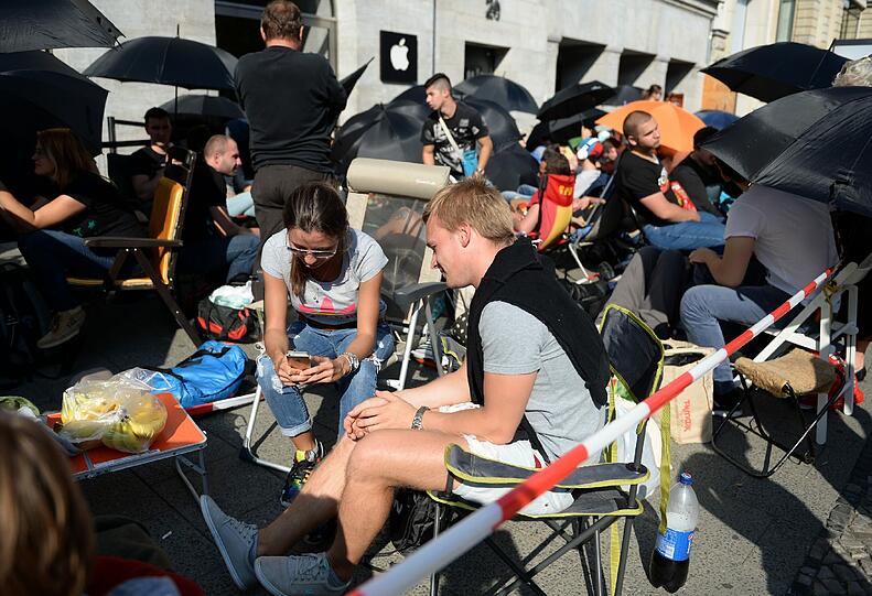 Auch vor dem Apple-Store in Berlin haben Ungeduldige ihre Campingstühle mitgebracht.